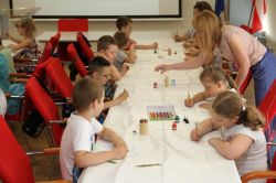 Uczniowie klasy Ia ze Szkoły Podstawowej nr 1 w Olsztynie w trakcie warsztatów w Archiwum Państwowym w Olsztynie