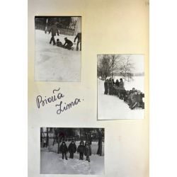 Radość dzieci ze śnieżnej, białej zimy. Na zdjęciu uczniowie ze Szkoły w Linkowie. APO sygn. 2725/164