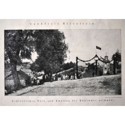 Zdjęcie przedstawiające warmińską wieś udekorowaną przed rozpoczęciem głosowania Książka ze zbioru bibliotecznego APO „Zur Erinnerung an die Abstimmung in Masuren und Ermland”