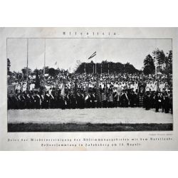 Zdjęcie przedstawiające święto ponownego włączenia obszaru plebiscytowego do Ojczyzną - Uroczysty wiec na Jakubowym Wzgórzu 19 sierpnia 1920 r.  Książka ze zbioru bibliotecznego APO „Zur Erinnerung an die Abstimmung in Masuren und Ermland”