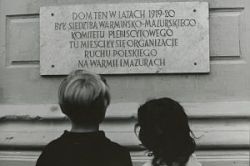 Obchody 40. rocznicy plebiscytu na Warmii i Mazurach. Tablica pamiątkowa umieszczona na budynku, w którym mieściła się siedziba Komitetu Plebiscytowego i organizacja ruchu polskiego (APO, sygn. 1141/4287)