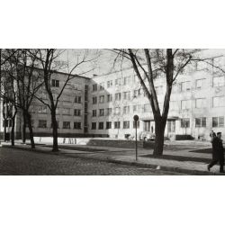Ulica Partyzantów – budynek Komendy Wojewódzkiej Milicji Obywatelskiej (obecnie Komenda Wojewódzka Policji), lata 60. XX wieku (APO, sygn. 1141/3882)