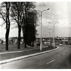 Aleja Warszawska w kierunku miasta, po lewej stronie zabudowania Akademii Rolniczo-Technicznej (obecnie Uniwersytet Warmińsko- Mazurski w Olsztynie), lata 70. XX wieku (APO, sygn. 1141/4453)