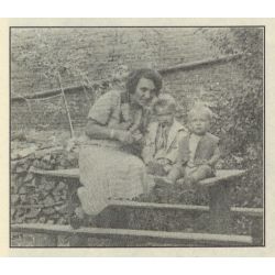 Fotografia przedstawiająca mamę A.R. Gąsiorowskiego - Marię i jego brata Lecha, Łomża 1937 r.