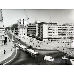 Widok z „Okrąglaka” na skrzyżowanie ulic 1 Maja z Aleją Marszałka Józefa Piłsudskiego, lata 70. XX wieku (APO, sygn. 1141/4453)