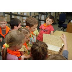 Przedszkolaki odkrywają tajemnicze zawartości teczek i pudeł archiwalnych