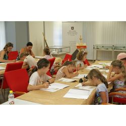 Uczniowie olsztyńskiej „Piątki” w trakcie warsztatów kaligraficznych