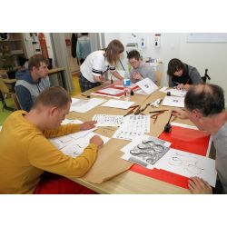 Uczestnicy warsztatów inspirowali się wzorami pisma zaczerpniętymi z archiwaliów przechowywanych w AP Olsztyn