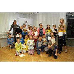 Pamiątkowe zdjęcie uczniów ze Szkoły Podstawowej Nr 15 w Olsztynie - uczestników warsztatów zorganizowanych z okazji Dnia Archiwisty