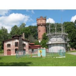Gazownia w Górowie Iławeckim (1908 r.), obecnie Muzeum Gazownictwa Warmii i Mazur. Na drugim planie komunalna wieża ciśnień wzniesiona  w 1910 r. (fot. Adam Płoski)