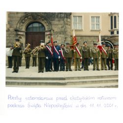 Poczty sztandarowe przed olsztyńskim ratuszem podczas Święta Niepodległości, 2001 r.