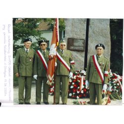 Poczet sztandarowy Związku przy pomniku Solidarności w Olsztynie, 2003 r.