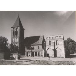 Pasłęk. Widok kościoła św. Bartłomieja od strony południowej, 1959 r. (APO, sygn. 1340/3298)