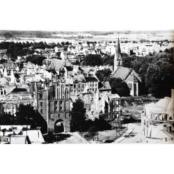 Widok Olsztyna z lotu ptaka od strony Wysokiej Bramy –  na dalszym planie kościół ewangelicki, 1946 r. (APO, sygn. 1141/4088) 