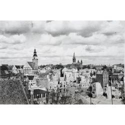 Olsztyn. Widok z wieży zamkowej – w tle widoczna wieża kościoła Najświętszego Serca Pana Jezusa, 1946 r. (APO, sygn. 1141/4088)