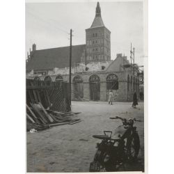 Olsztyn. Odbudowa Starego Miasta – w tle wieża katedry św. Jakuba, 1955 r.  (APO, sygn. 1141/4446)